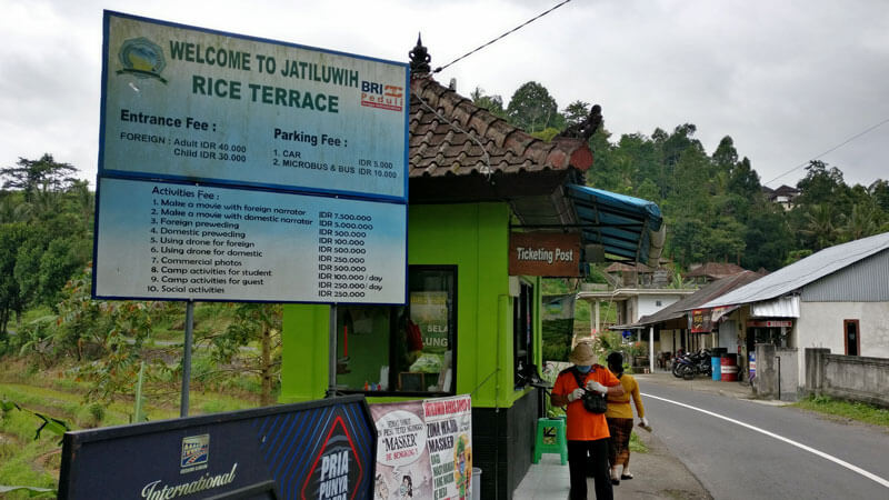 Gerbang masuk Sawah Terasering Jatiluwih dengan harga tiket terbaru 2024 terpampang