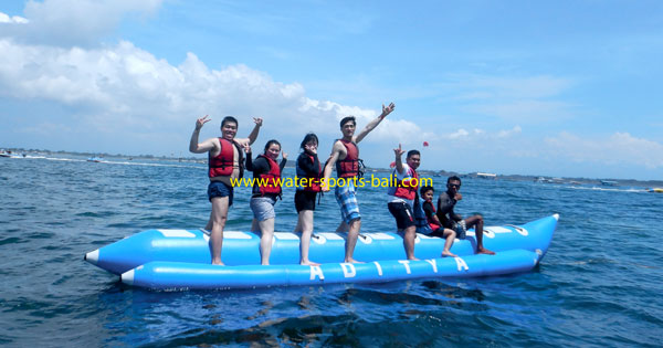 Aktivitas Banana Boat Pantai Tanjung Benoa Bali