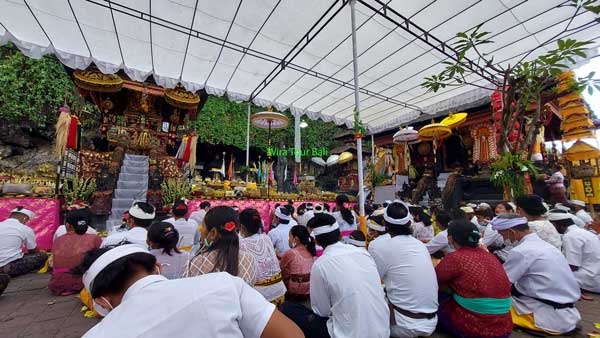 Persembahyangan Di Pura Goa Lawah