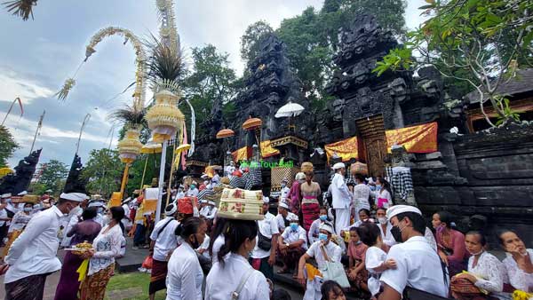 Umat Hindu Saat Memasuki Pura Goa Lawah