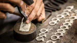 Proses pembuatan perhiasan perak handmade di Desa Celuk Bali