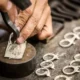 Proses pembuatan perhiasan perak handmade di Desa Celuk Bali