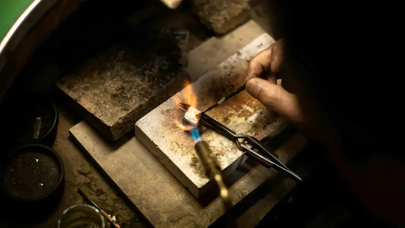 Proses tempa perak tradisional di Desa Celuk Bali menggunakan api dan alat manual