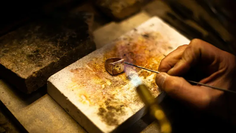 Workshop perak di Celuk Bali – proses pembuatan cincin oleh pengrajin lokal