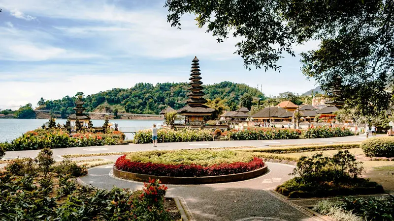 Pura Ulun Danu Beratan di pagi hari dengan pemandangan indah di Danau Beratan Bedugul