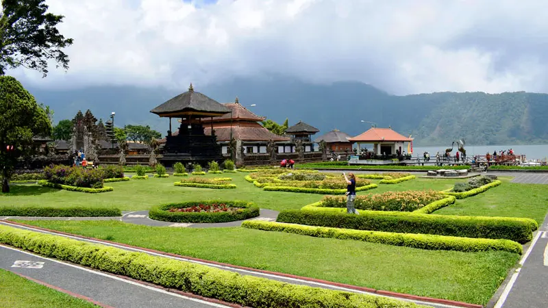 Taman indah di sekitar Pura Ulun Danu Beratan
