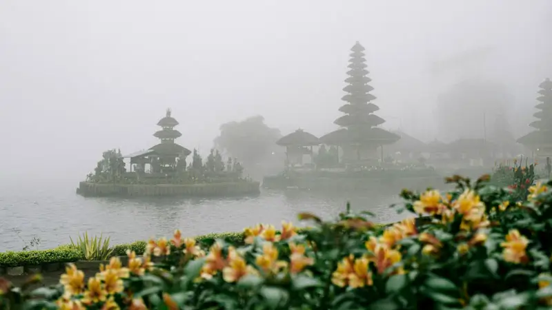 Kabut pagi yang menyelimuti Danau Beratan Bedugul