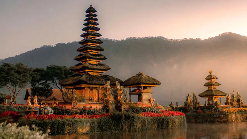 Pura Ulun Danu Beratan di Danau Beratan Bedugul saat Golden Hour