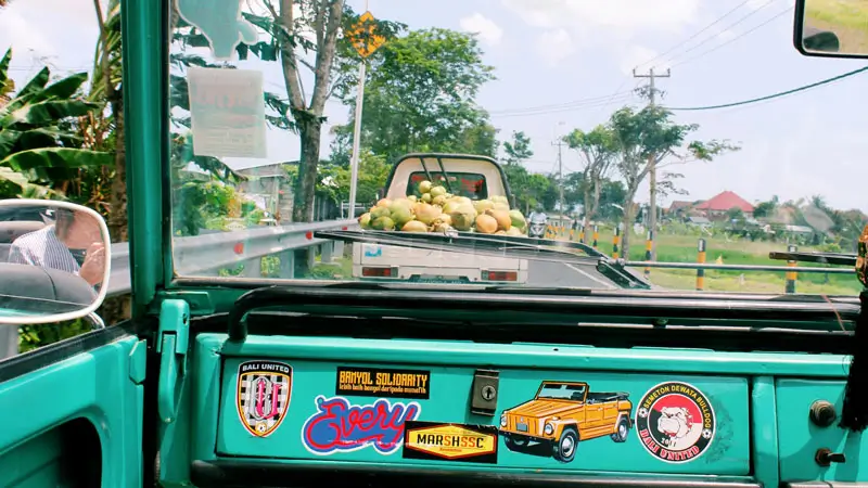 Perjalanan dengan mobil menuju Danau Beratan Bedugul.