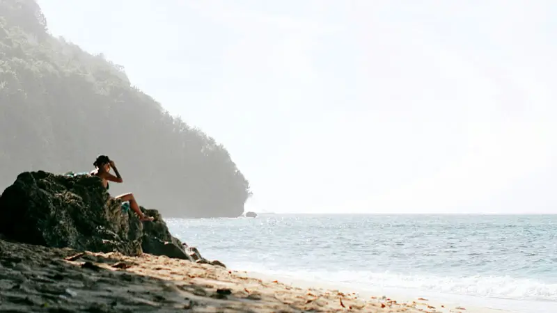 Pantai Green Bowl Bali salah satu dari 10 Tempat Romantis di Bali untuk Honeymoon Murah.
