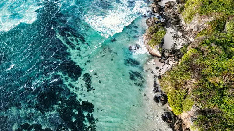 Pemandangan udara Pantai Gunung Payung yang tersembunyi di Bali