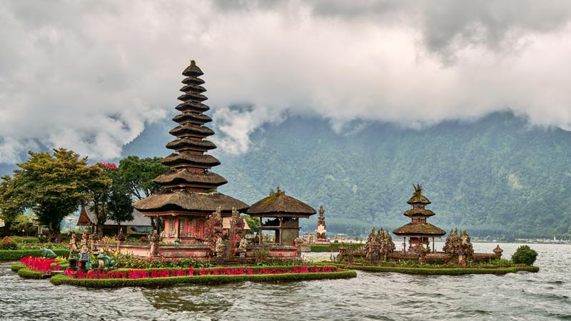 Pura Ulun Danu Beratan di tengah Danau Beratan