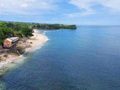 Pantai Bali Tersembunyi Dengan Pasir Putih dan Air Laut Jernih.