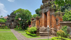 Gerbang utama Museum Bali dengan arsitektur tradisional.