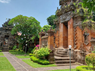 Gerbang utama Museum Bali dengan arsitektur tradisional.