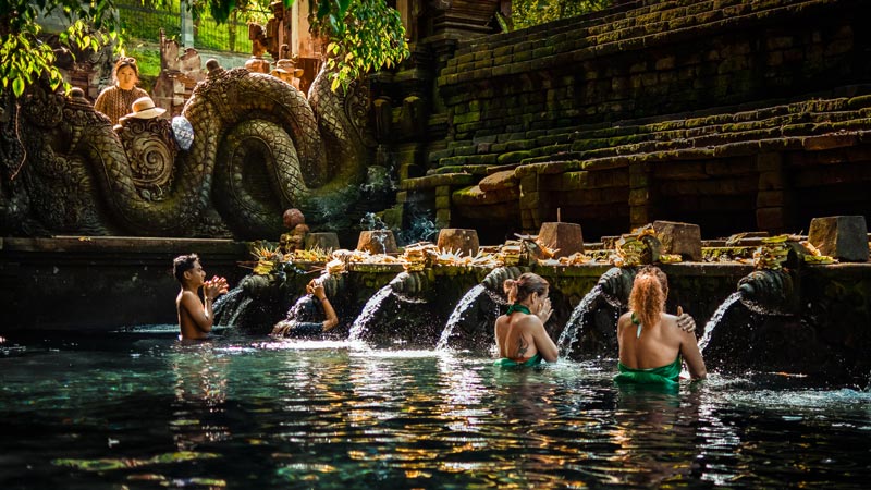 Pengunjung mengikuti ritual pembersihan di Pura Tirta Empul, Ubud