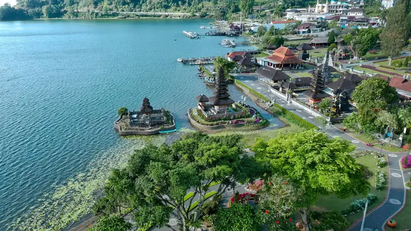 Tampilan udara Pura Ulun Danu Beratan di tepi Danau Beratan, Bali