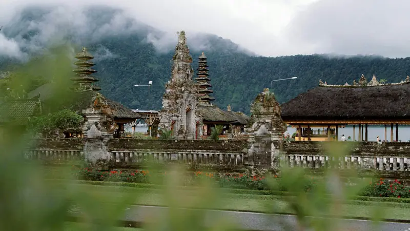 Gerbang dan area utama Pura Terapung di Bedugul yang digunakan untuk upacara.