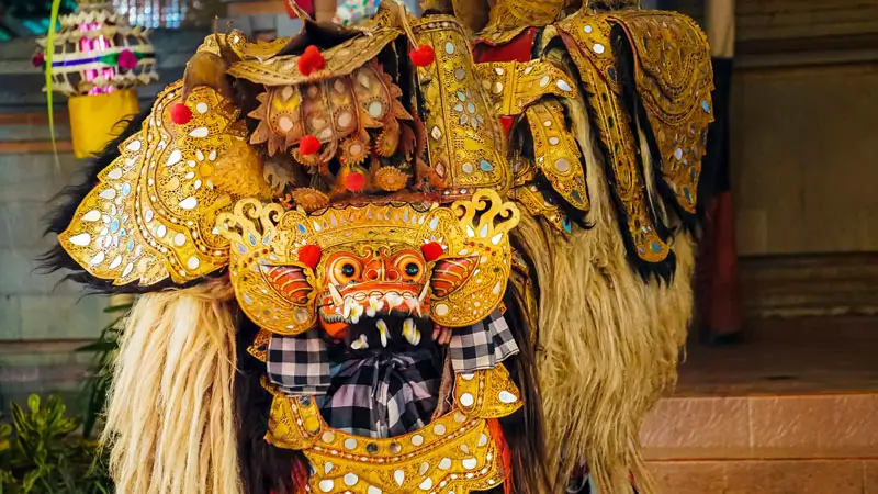 Tari Barong tradisional Bali dengan kostum penuh warna dan detail yang memukau.