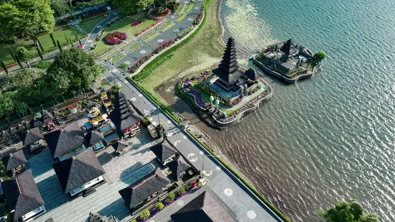 Tampilan udara fasilitas dan jalur pejalan kaki di Pura Ulun Danu Bali