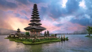 Pura Ulun Danu Beratan tampak ikonik di atas Danau Beratan dengan langit senja.