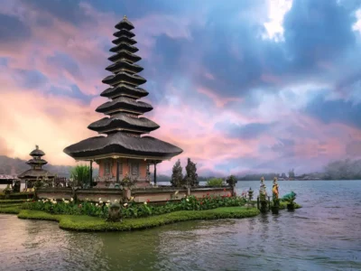 Pura Ulun Danu Beratan tampak ikonik di atas Danau Beratan dengan langit senja.