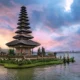 Pura Ulun Danu Beratan tampak ikonik di atas Danau Beratan dengan langit senja.