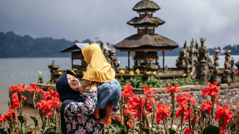 Ibu dan anak berlibur di Pura Ulun Danu Beratan, Bali