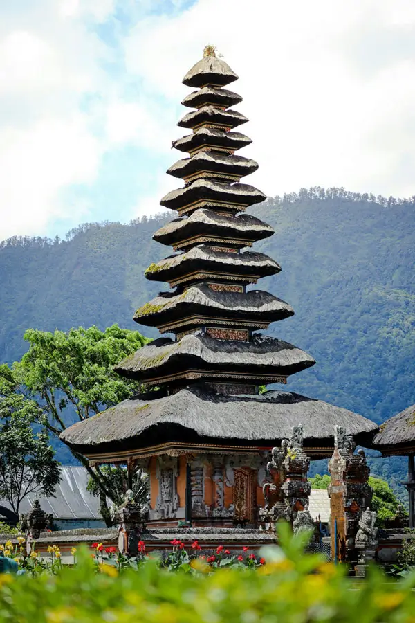 Detail bangunan meru di Pura Cantik dengan Latar Pegunungan