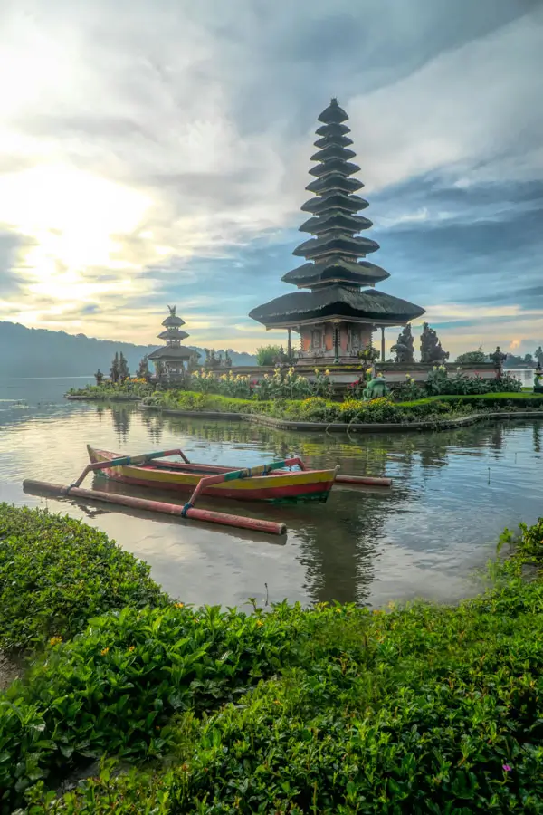 Perahu tradisional di Danau Beratan dengan latar Pura Ulun Danu.
