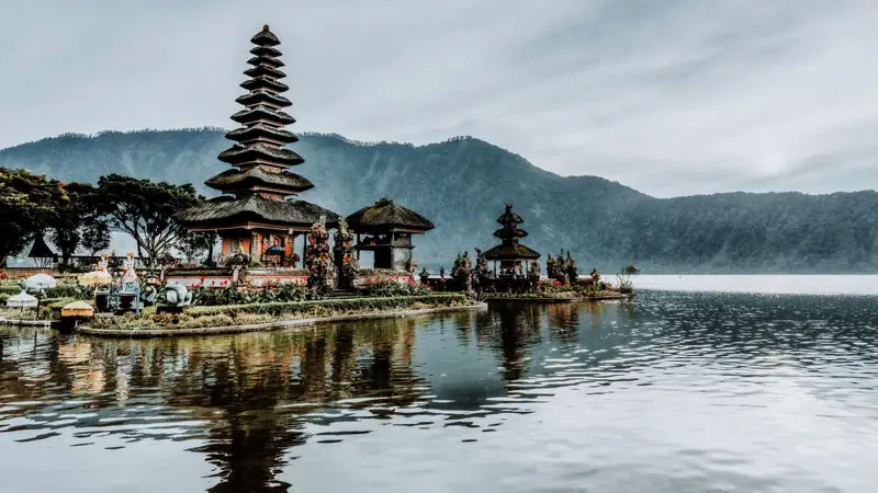Pura Ulun Danu Beratan tampak mengambang di Danau Beratan saat pagi