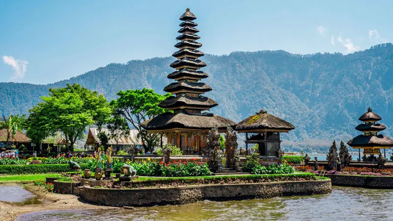 Pura Ulun Danu Beratan saat musim kemarau dengan langit cerah.