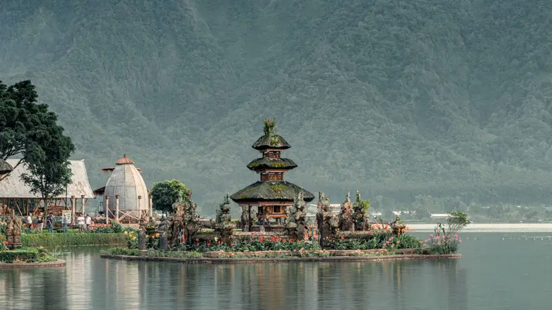 Pura Ulun Danu Beratan tampak seperti mengambang di atas Danau Beratan Bali.