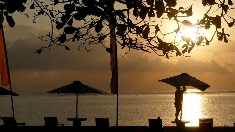Pengalaman bersantap di tepi pantai Sanur.