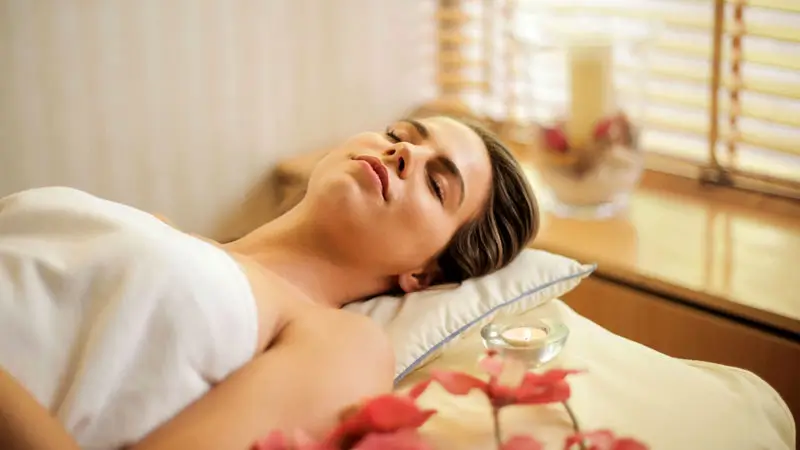 Pengalaman relaksasi spa tradisional di Sanur, Bali, dengan suasana tenang dan nyaman.