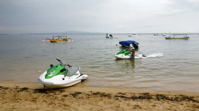 Jet ski di Pantai Sanur Bali dengan pemandangan laut yang tenang, cocok untuk aktivitas keluarga.