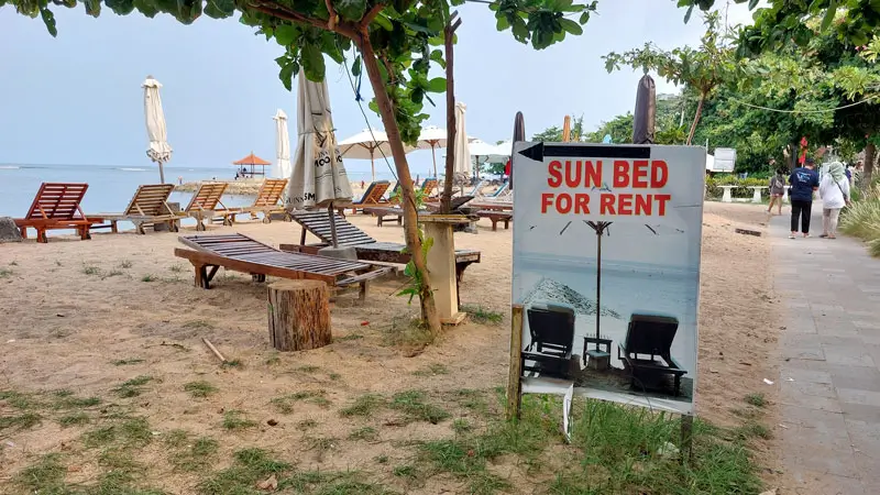 Sunbed tersedia untuk disewa di Tempat Wisata Sanur.