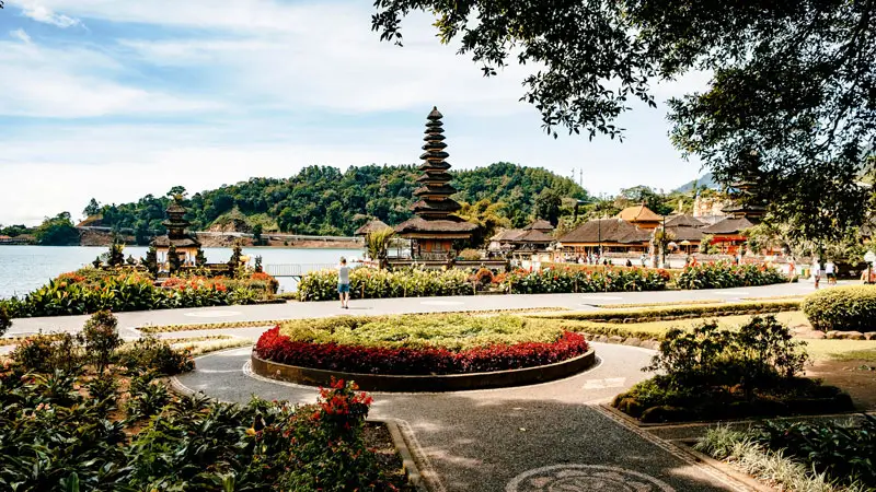 Jalan setapak dan taman utama di kompleks Pura Terapung di Bedugul