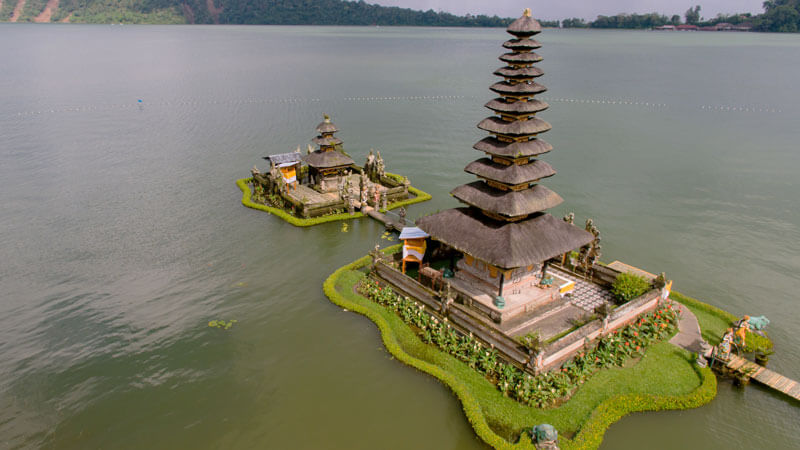 Pemandangan Pura Unun Danu Beratan dari ketinggian, highlight dari paket Bedugul tour Bali