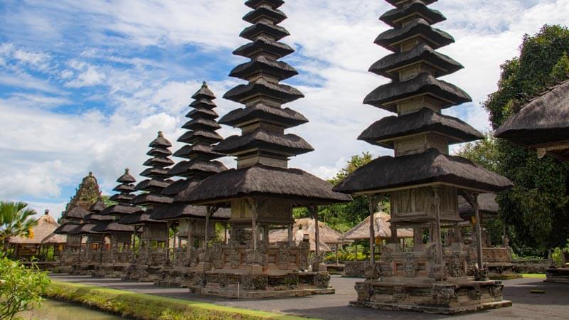 Pura Taman Ayun Mengwi dikelilingi kolam dan taman