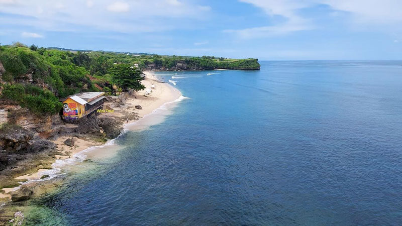 Pantai Bali Tersembunyi Dengan Pasir Putih dan Air Laut Jernih, salah satu dari 20 Tempat Wisata Pertama Kali Ke Bali