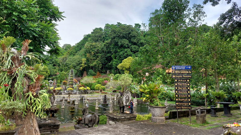 Kebun elegan Istana Air Tirta Gangga di Karangasem, Bali, menampilkan kolam dan patung