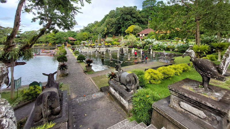 Panorama Tirta Gangga dengan kolam ikan koi dan taman lanskap Bali