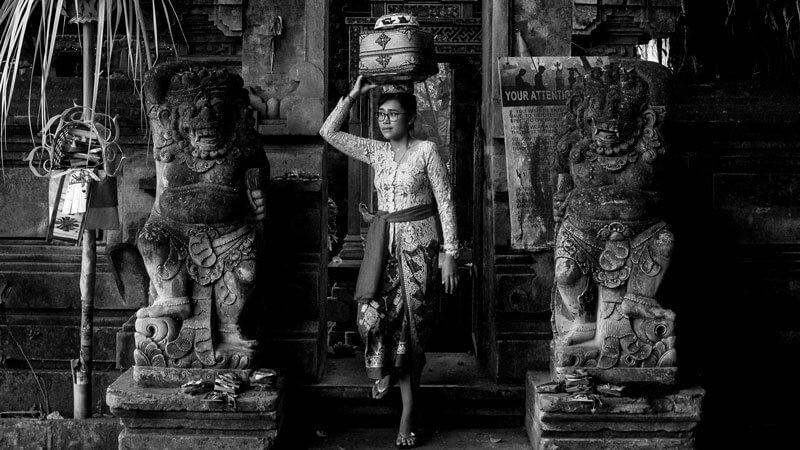 Mengapa Aturan Berbusana Sangat Penting Saat Memasuki Area Pura Hindu Di Bali?