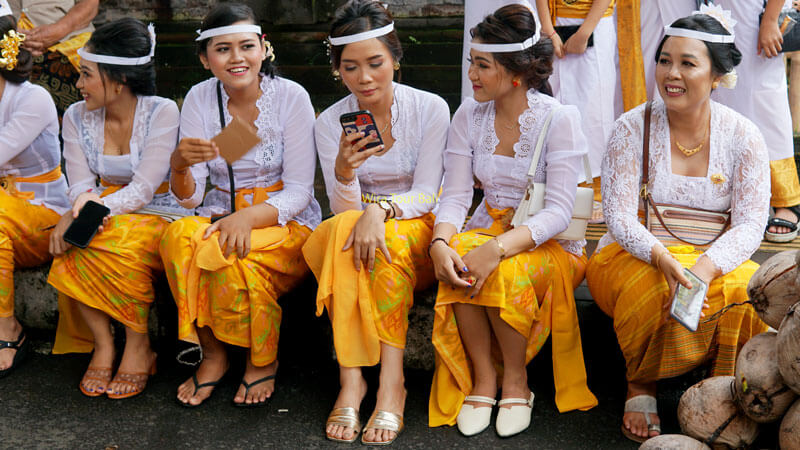 Wanita Bali Mengenakan Pakaian Tradisional 