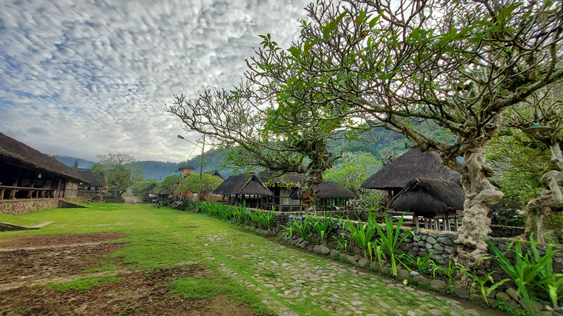 Desa Tenganan, Bali, menunjukkan atmosfer desa tradisional dengan bangunan kuno.