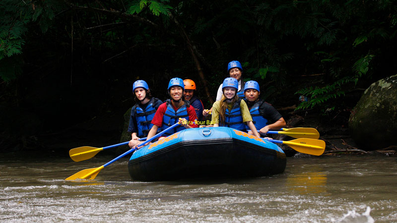 Grup wisatawan menikmati arung jeram di Bali Paket Ayung Rafting Ubud Tour