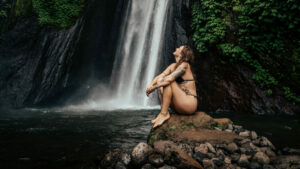 pengunjung berenang di air terjun munduk