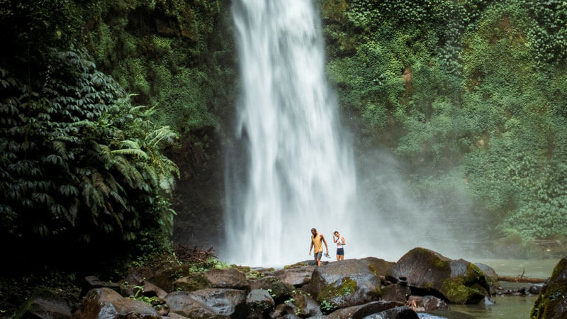 Wisatawan Liburan Ke Air Terjun Bali