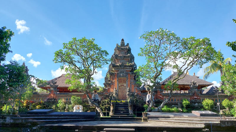 Daya Tarik Pura Taman Saraswati Ubud